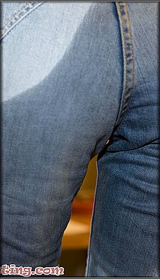 alice-peeing-in-jeans_0011.jpg