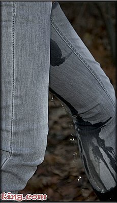 jeans-peeing-in-forest_0008.jpg