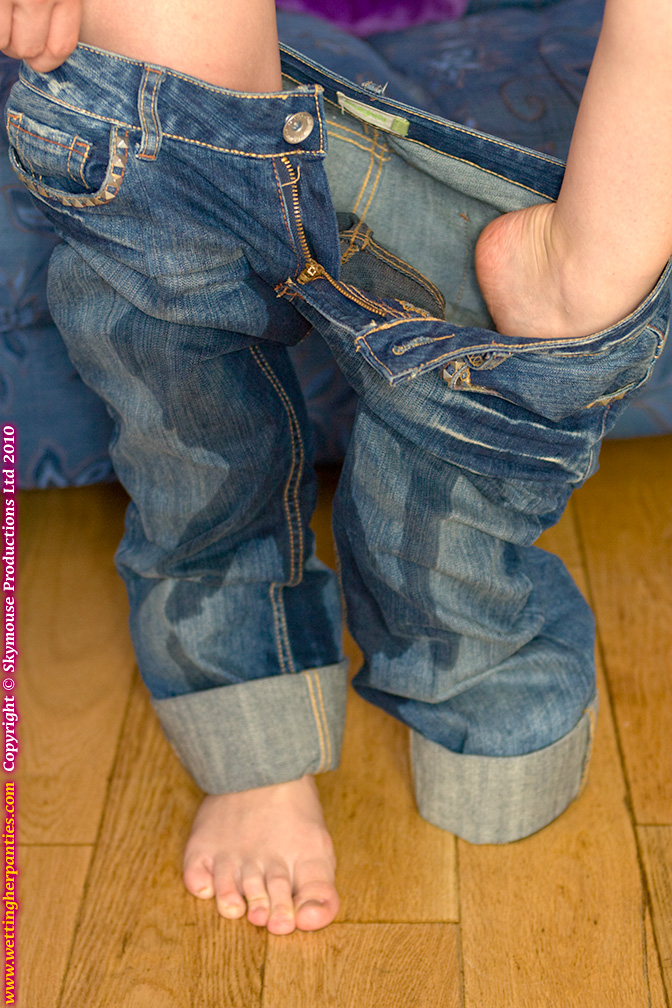jeans-panty-peeing_0007.jpg