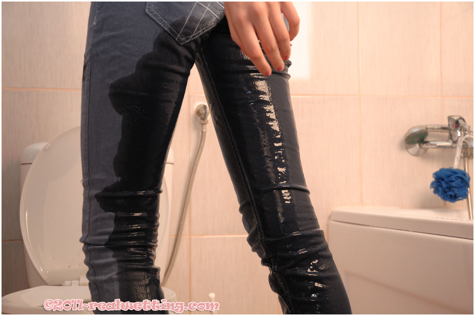 jeans-peeing_0008.jpg