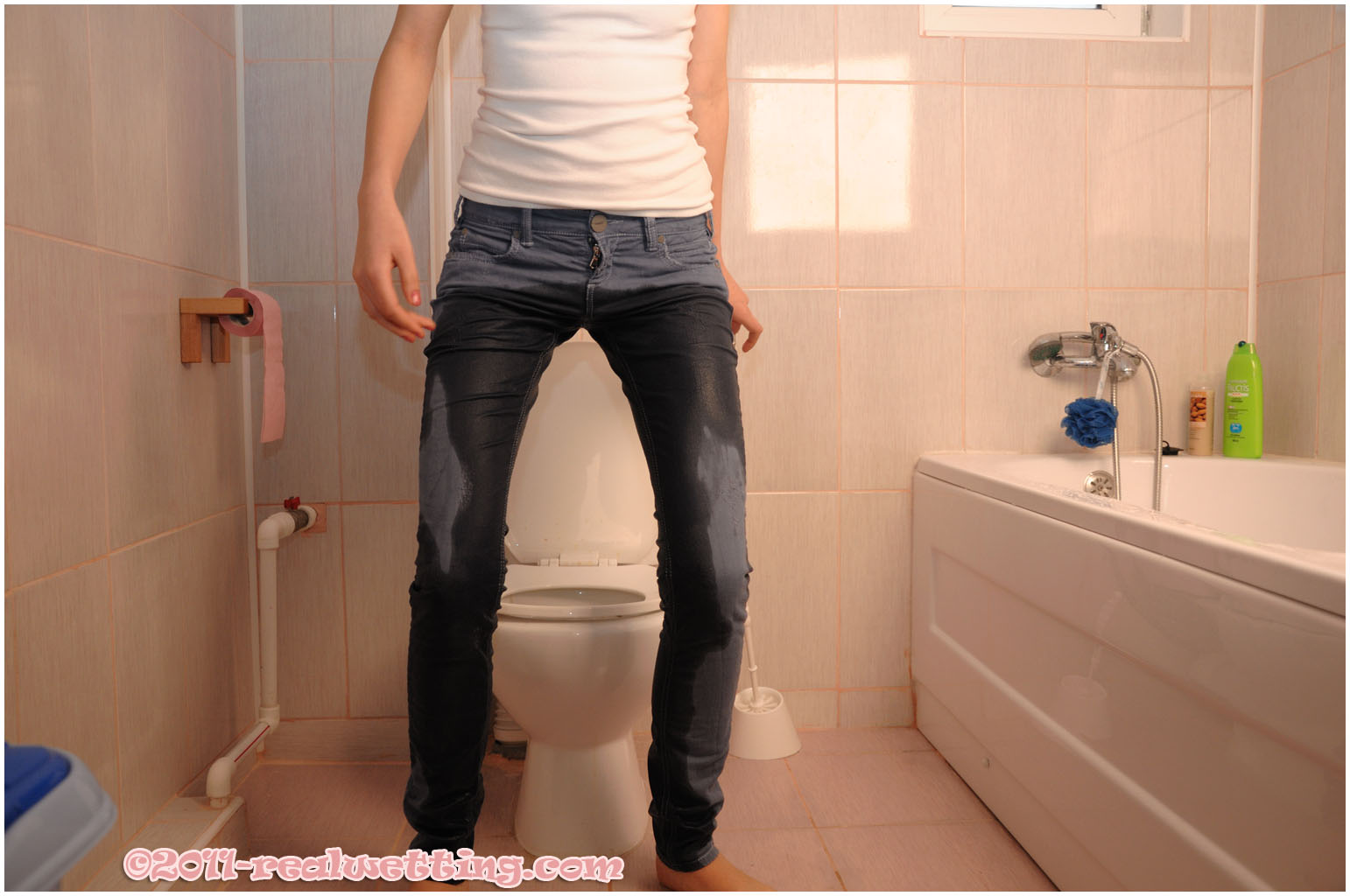 jeans-peeing_0011.jpg